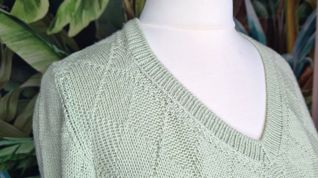 Enthüllt: Mit betonten Abnahmen perfekte Ausschnitte stricken